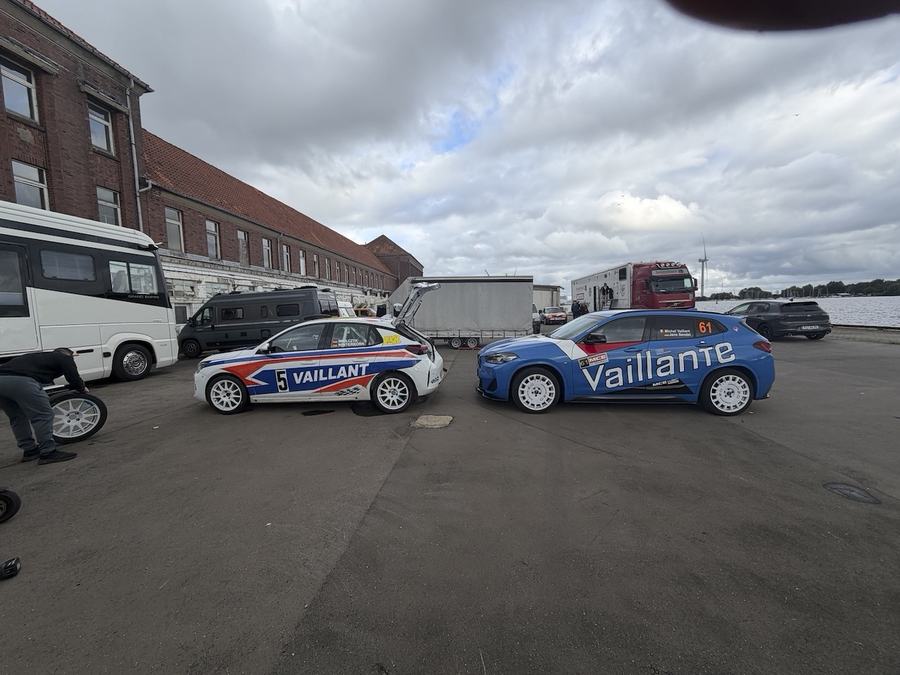 Team und Fahrzeuge im Fahrerlager