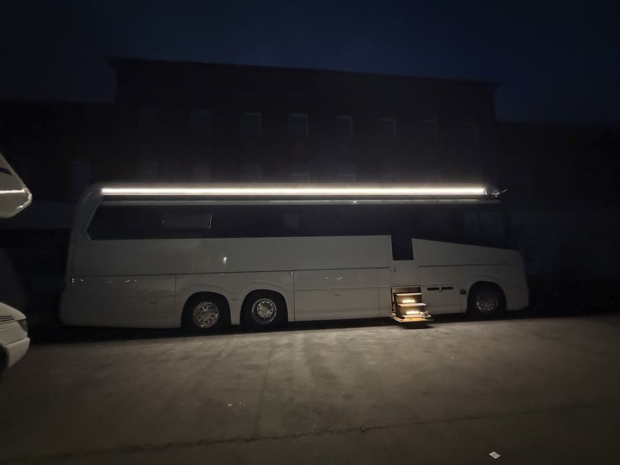 Anhänger im Abendlicht am Hafen