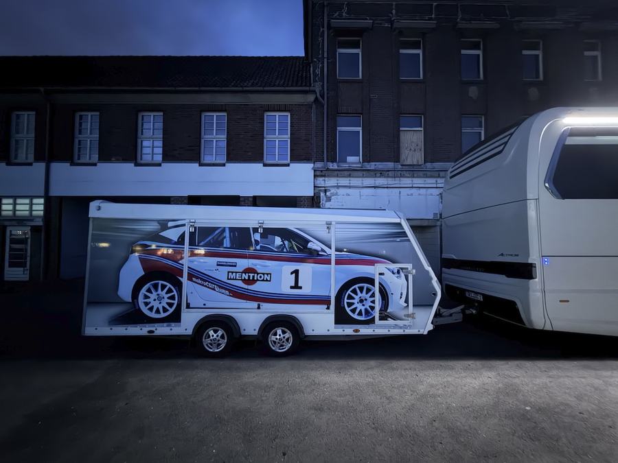 Transporter und Anhänger im Fahrerlager