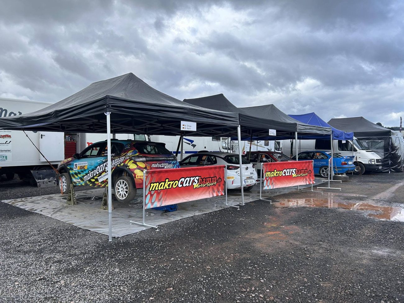 Fahrerlager von makrocarshamm.de Motorsport mit Servicezelten