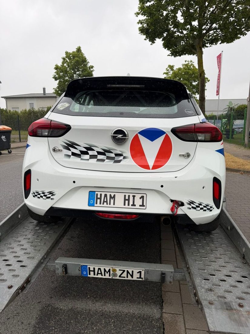 Opel Corsa RC4 von hinten auf dem Anhänger